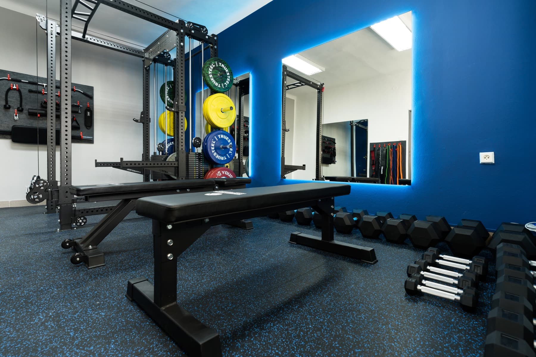 Silová zóna JimGym — nastavitelné lavice, bumper kotouče a jednoručky