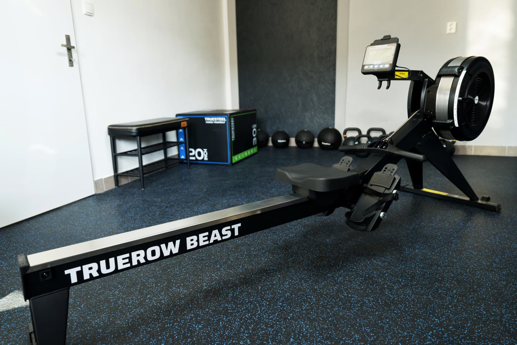 Kondiční zóna JimGym — veslařský trenažér, plyobox a kettlebelly